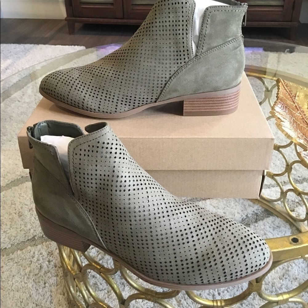 Francesca’s booties size 9 olive color